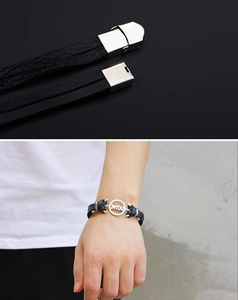 Détail macro de la gravure I Love You sur bracelet en cuir noir avec fermoir argenté