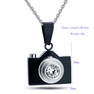 Detail showing camera pendant dimensions 20x20mm with 55cm adjustable chain length