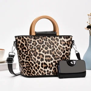 Set borsa tote leopardata con portamonete in vernice e manici rotondi eleganti