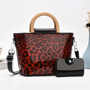 Borsa tote leopardata rossa con manici in legno e pochette nera lucida set