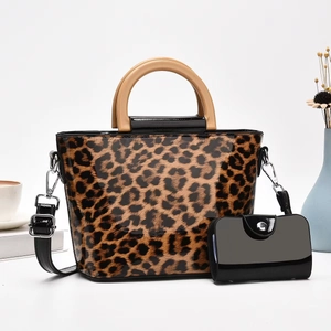 Set borsa tote leopardata alla moda con manici tondi in legno e tracolla nera regolabile