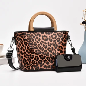 Borsa tote leopardata in vernice con manici in legno e tracolla regolabile