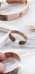 Détail du bracelet or rose avec motifs zébrés noirs et incrustation de perles