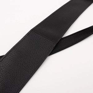 Ceinture noire en similicuir PU avec texture litchi et détails de coutures renforcées
