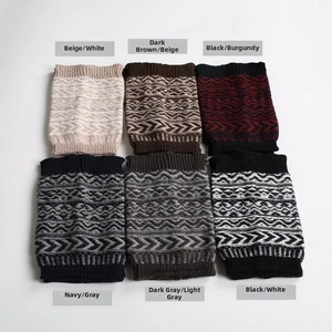 Détails de six jambières en tricot avec motifs de vagues bohèmes en plusieurs couleurs