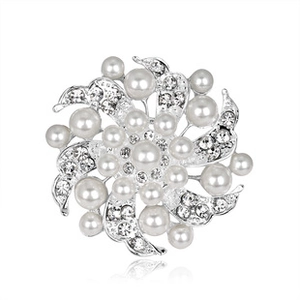 Makroansicht einer silbernen Blumenbrosche mit weißen Perlen und Glitzersteinen