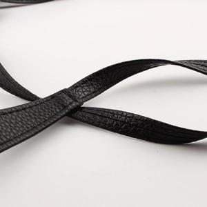 Ceinture noire en cuir PU pour femme avec texture litchi et coutures de précision
