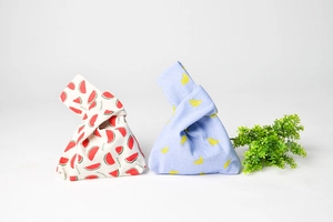 Detail von japanischen Knotentaschen aus Baumwolle mit Melonen- und Bananenmuster