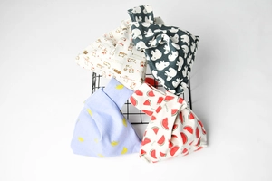 Detail von vier japanischen Stoff-Knotentaschen mit Tier- und Fruchtprints