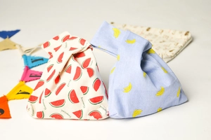 Nahaufnahme japanischer Handgelenktaschen mit Wassermelonen- und Bananenprint auf Leinen