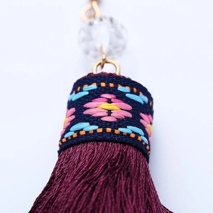 Pendientes étnicos de borlas largas con patrones tejidos de colores y cuentas de cristal