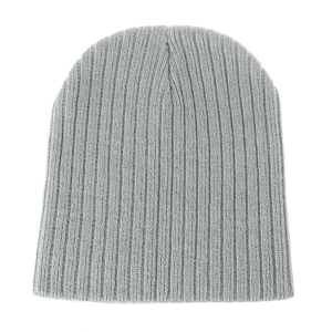 Détail de la texture en maille côtelée gris clair du bonnet d'hiver enfant
