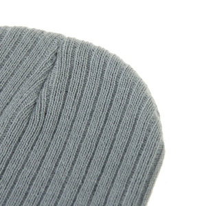 Gros plan détaillé sur la texture en tricot côtelé gris clair d'un bonnet d'hiver