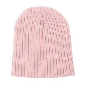 Détail du bonnet en maille rose montrant la texture douce et le tissu élastique