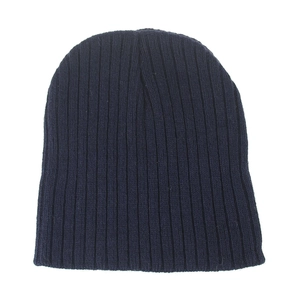 Gros plan sur la texture en tricot côtelé bleu marine d'un bonnet d'hiver enfant