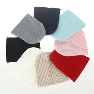 Détail des bonnets en maille côtelée montrant 8 couleurs variées pour bébés et enfants