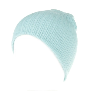 Gros plan sur la texture en maille côtelée bleu ciel du bonnet chaud enfant
