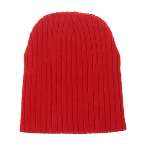 Détail macro de la texture en maille côtelée rouge et des coutures de ce bonnet d'hiver