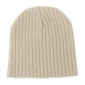 Gros plan détaillé sur la texture en maille côtelée beige clair d'un bonnet d'hiver