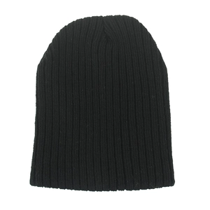 Détail du bonnet en maille côtelée noire montrant la texture classique et l'élasticité