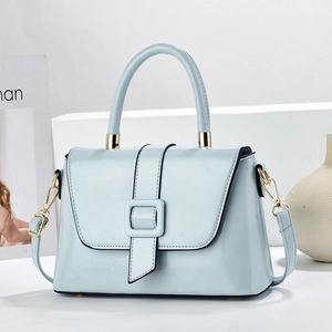 Sac à main bleu clair structuré en similicuir avec boucle et finitions dorées
