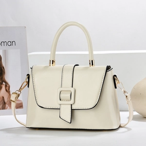 Détail du sac bandoulière blanc crème avec garniture dorée et boucle carrée élégante