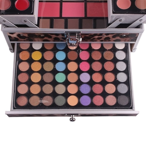Kit de maquillaje detallado con estampado de leopardo y paletas de sombras de colores