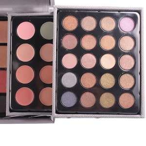 Detalle de paleta de maquillaje multicapa con 20 sombras de ojos y 8 tonos de colorete