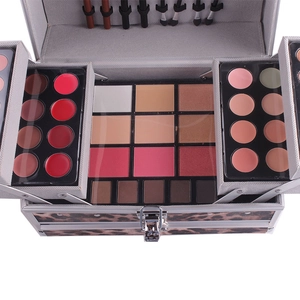 Vista superior del set de maquillaje de leopardo con sombras, labiales y brochas