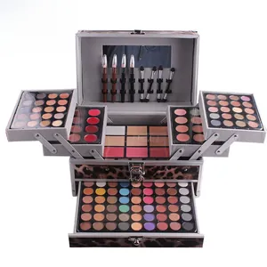Kit de maquillaje de leopardo abierto con paletas de sombras de ojos y pinceles