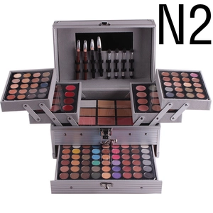 Vista detallada de kit maquillaje profesional con bandejas y cosméticos variados
