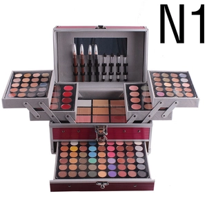 Vista macro del maletín de maquillaje multicapa N1 con paletas de sombras y pinceles
