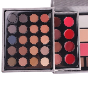 Detalle macro de la paleta de maquillaje profesional con sombras de ojos y rubores