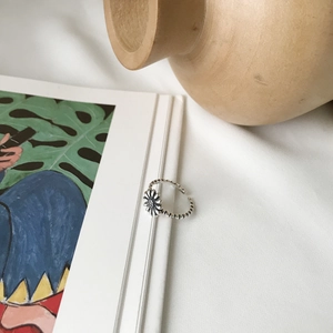 Detail shot of vintage silver daisy ring featuring an adjustable open band design