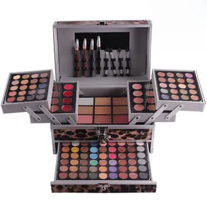 Vista detallada del kit de maquillaje profesional de leopardo con sombras y pinceles