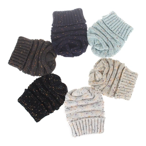 Assortimento di berretti in maglia a pois colorati in blu, beige, grigio e nero