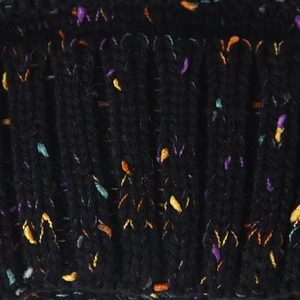 Dettaglio ravvicinato del berretto in maglia nera con texture a coste e pois colorati