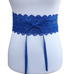 Detailaufnahme des blauen Spitzen-Korsettgürtels mit Blumenmuster und Kunstlederschleife