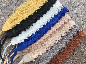 Details von breiten Spitzen-Taillengürteln in acht Farben mit Kunstleder-Enden und Bändern