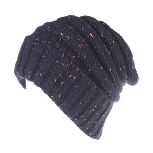 Dettaglio della trama del berretto blu navy con puntini colorati e risvolto a coste