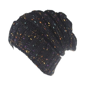Berretto in maglia nera da donna con fibre colorate e risvolto morbido pieghevole