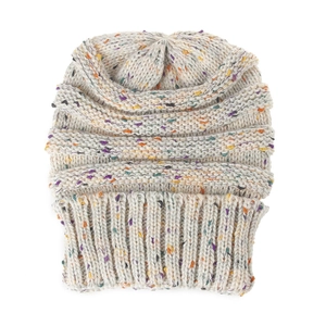 Dettaglio del berretto in maglia coriandoli beige con puntini colorati e risvolto