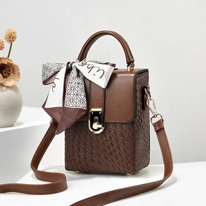 Bruine geweven crossbodytas met goudkleurig slot en decoratieve zijden sjaal op tas