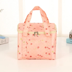Pink oxford lunch bag with cherry print and thermal insulation for bento boxes