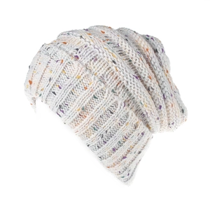Tessitura dettagliata di un berretto in maglia spessa bianco crema con puntini colorati