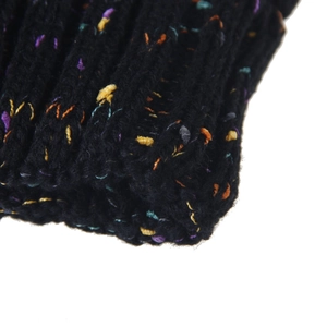 Berretto in maglia nera da donna con filato coriandoli colorati e trama a coste