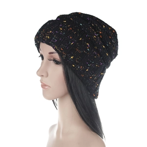 Berretto da donna in maglia nera con puntini colorati, cappello invernale caldo e morbido