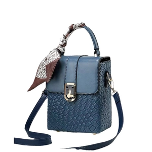 Donkerblauwe crossbodytas met geweven textuur, gouden gesp en zijden sjaal-detail