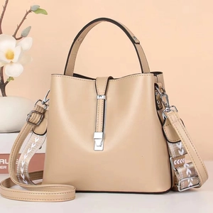 Elegante beige PU-leren handtas met zilveren sluiting en geweven schouderriem