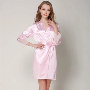 Detailansicht eines rosa Satin-Morgens mits eleganter weißer Spitze an den Ärmeln